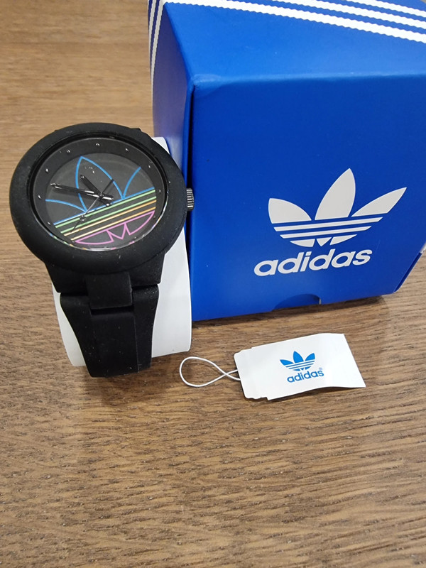 Jolie montre Adidas Femme ou homme mixte 2023 avec tui et