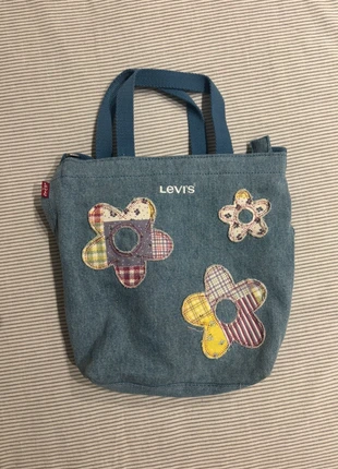 2 in 1 Levi’s flower totebag, brand: Levi's, condizioni: Nuovo senza cartellino, €15.00, €16.45 include la Protezione acquisti