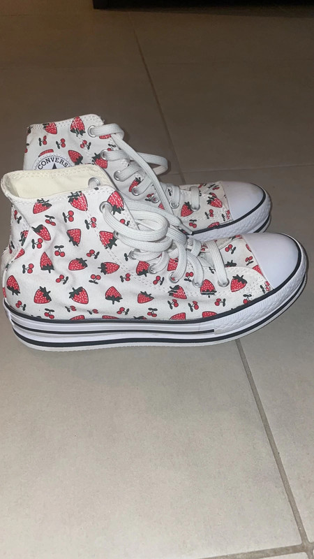 Converse blanche motif fraise et cerise