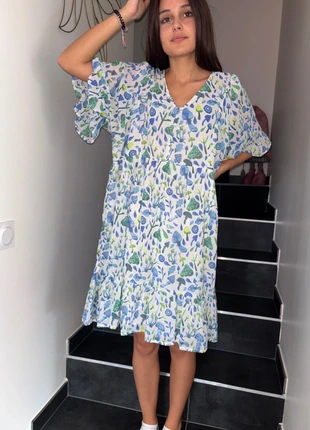 Jolie robe 👗 fleurie neuve t 40, marque: Md'M, état: Neuf avec étiquette, taille: L / 40 / 12, 13,00 €, 14,35 € Protection acheteurs incluse