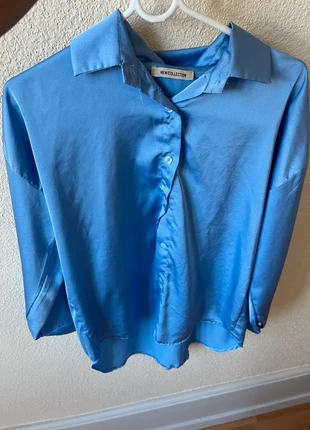 Chemise fluide en satin bleu pervenche – Taille unique – Neuve sans étiquette, staat: Nieuw zonder prijskaartje, maat: Universele maat, € 7,00, € 8,05 inclusief Kopersbescherming