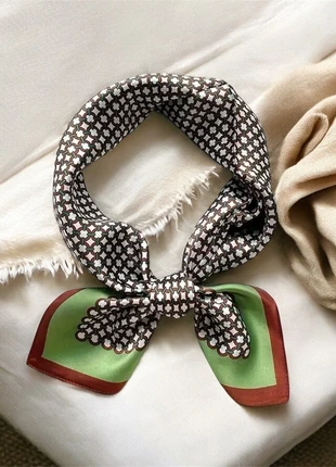 Zacht sjaaltje bruin groen met print trendy - Soft brown green printed scarf, merk: noonstudio, staat: Nieuw met prijskaartje, € 9,95, € 11,15 inclusief Kopersbescherming Pro