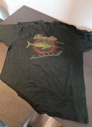 Black t-shirt with fish on the back, marca: Fanatics, estado: Bom, tamanho: XL, €2.00, €2.80 inclui Proteção do Comprador