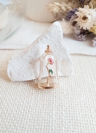 Broche rose sous cloche la belle et la bête Disney, marke: Disney, zustand: Sehr gut, 9,00 €, 10,15 € beinhaltet Vinted-Käuferschutz Pro