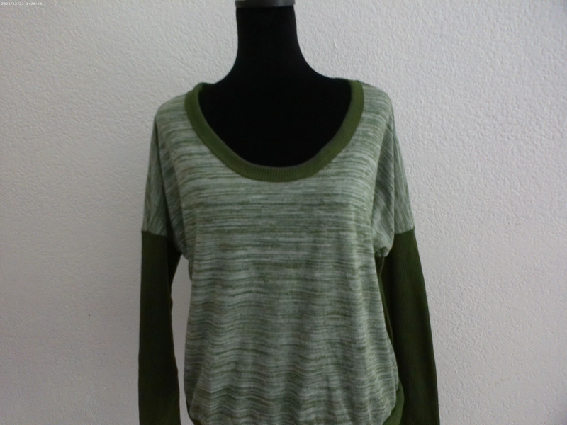 Green/gray long sleeve Top, 3