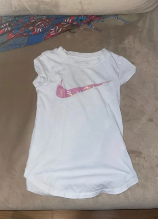 T-shirt Nike, marque: Nike, état: Bon état, taille: 4 ans / 104 cm, 2,00 €, 2,80 € Protection acheteurs incluse