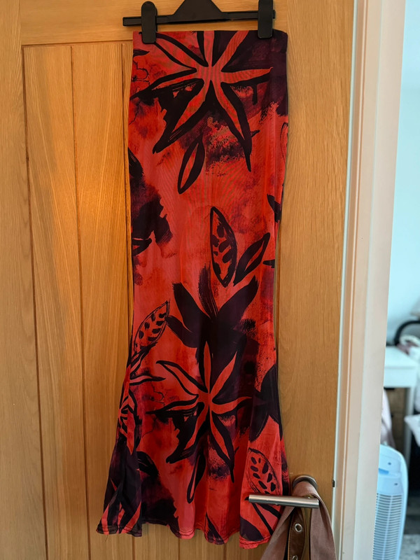 Boohoo red and black floral skirt 2