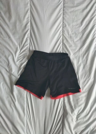 Short Tarmak 8 ans Noir et rouge, marke: Tarmak, zustand: Sehr gut, größe: 8 Jahre / 128, 1,99 €, 2,79 € inklusive Vinted-Käuferschutz