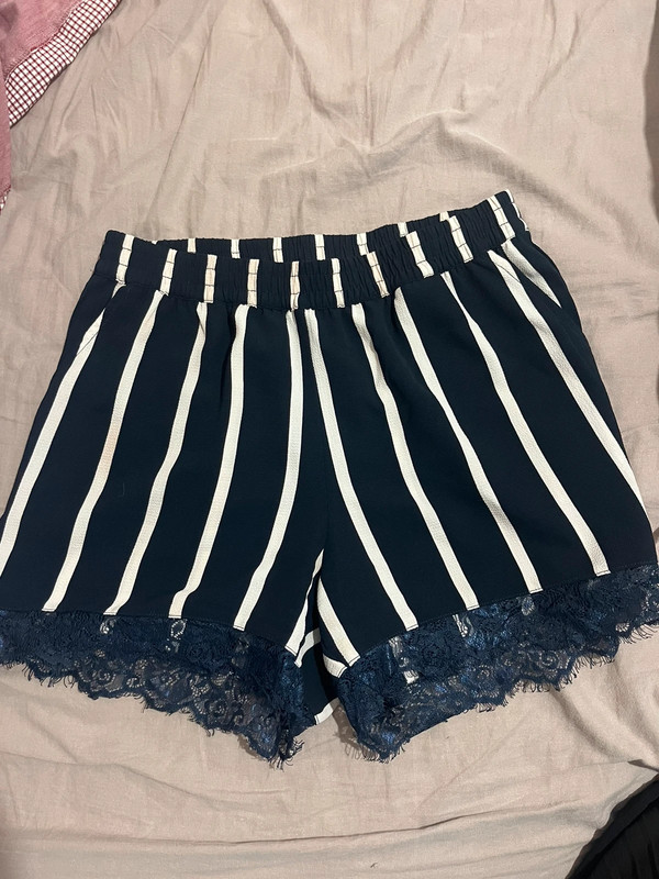 Short bleu foncé avec des lignes 1