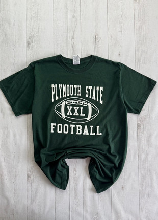 T-shirt vert foncé Plymouth State Football, imprimé ballon blanc taille M Fruit of the Loom, marque: Fruit of the Loom, état: Très bon état, taille: M, 15,00 €, 16,45 € Protection acheteurs incluse