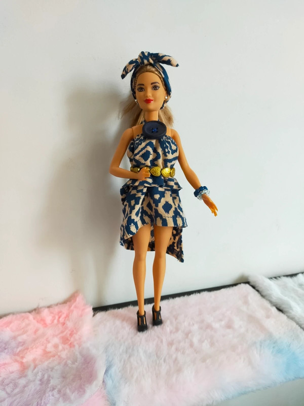 Jolie robe poupee Barbie au autres poupees mannequins de la meme Vinted