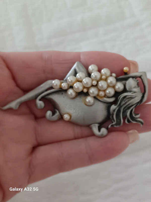 Rare JJ Jonette pewter lady in bubble bath pearls pin 1