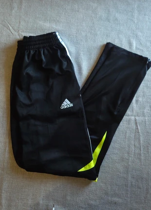 Pantalon Adidas training noir bandes blanches & jaune – sport / foot – zippé bas, merk: adidas, staat: Heel goed, maat: L, € 15,00, € 16,45 inclusief Kopersbescherming