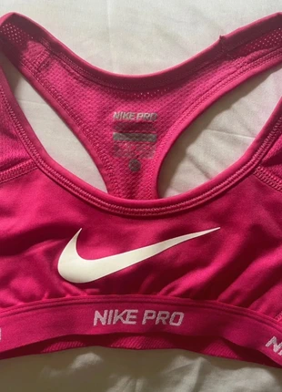 Brassière Nike Pro, brand: Nike, condizioni: Ottime, taglia: 7 anni / 122 cm, €10.00, €11.20 include la Protezione acquisti