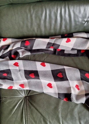 Foulard écharpe cellulose motif Cœur rouge à carreaux neuve, staat: Nieuw zonder prijskaartje, € 16,00, € 17,50 inclusief Kopersbescherming