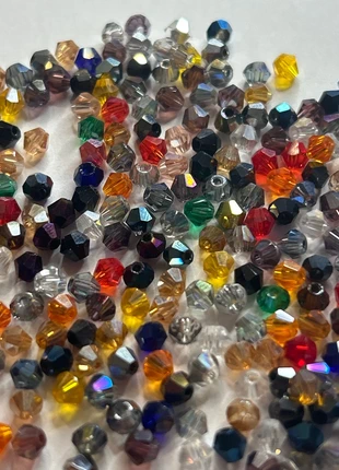 A675, lot de 250 perles toupies facettée, verre 4mm, transparentes, colorées ou métallisées, staat: Nieuw zonder prijskaartje, € 4,00, € 4,90 inclusief Kopersbescherming Pro