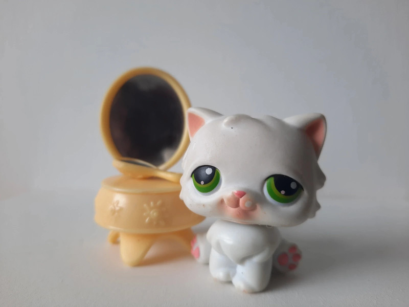 Littlest pet shop shop white cat