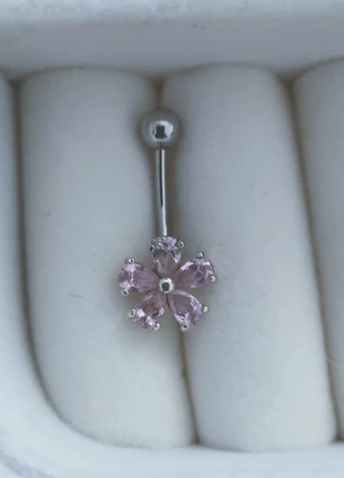 Nieuw stainless steel navelpiercing bloem met zirkonia, staat: Nieuw met prijskaartje, € 10,00, € 11,20 inclusief Kopersbescherming