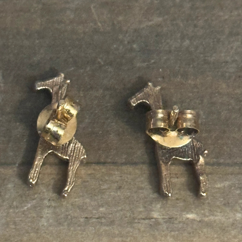 Golden giraffe stud post earrings 4