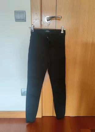 Pantalón legguin ajustado negro, merk: Bershka, staat: Heel goed, maat: XS / 34 / 6, € 3,00, € 3,85 inclusief Kopersbescherming
