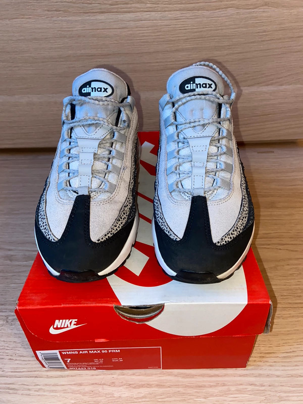 Air max 95 black white wolf grey hotsell