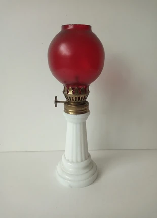 Brocante olielampje - wit/rood glas, merk: Hong Kong, staat: Heel goed, € 15,00, € 16,45 inclusief Kopersbescherming