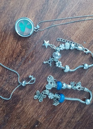 Lots 3 bracelets et 1 collier femme enfant, marque: Claire's, état: Neuf sans étiquette, 7,00 €, 8,05 € Protection acheteurs incluse