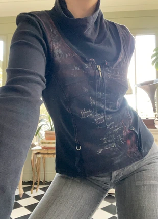 Top vintage y2K 90’s goth grunge col roulé noir et rouge écritures déstructurés, marque: Vintage Dressing, état: Très bon état, taille: M / 38 / 10, 10,00 €, 11,20 € Protection acheteurs (Pro) incluse