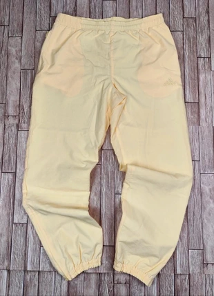 Trackpant parachute adidas vintage unisex oversize taille L jaune pâle, marke: adidas, zustand: Sehr gut, größe: L, 17,00 €, 18,55 € inklusive Vinted-Käuferschutz