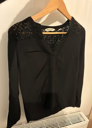 Blouse Naf Naf détails dentelle, marque: Naf Naf, état: Très bon état, taille: S / 36 / 8, 4,00 €, 4,90 € Protection acheteurs incluse