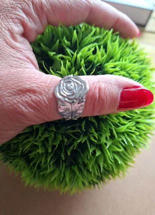 Verzilverd roos ring 19.2, merk: Selfmade, staat: Heel goed, maat: 60.9 mm / 19.4 mm Ø, € 7,00, € 8,05 inclusief Kopersbescherming