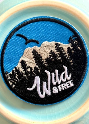 Patch Ricamato | Embroidered Patch - Wild & Free Mountain & Forest Design, merk: salvation army, staat: Nieuw met prijskaartje, € 2,99, € 3,84 inclusief Kopersbescherming