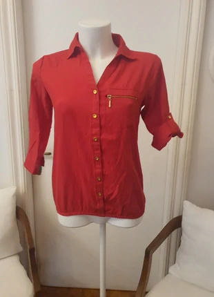 Blusa camicia  in offerta Rubys the original rossa Maniche a tre quarti accorciabili Bottoni oro, merk: Ruby's, staat: Heel goed, maat: S / 36 / 8, € 6,00, € 7,00 inclusief Kopersbescherming