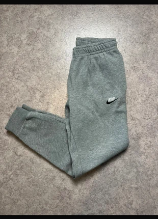 Jogging Nike Gris logo brodé blanc & noir / Taille S, marke: Nike, zustand: Sehr gut, größe: S, 25,00 €, 26,95 € inklusive Vinted-Käuferschutz
