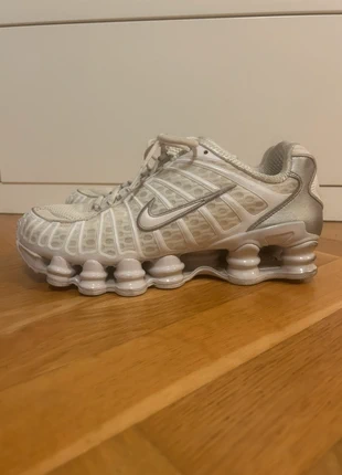 Nike Shox – White / Sleek & Comfy Sneaker, marke: Nike, zustand: Sehr gut, größe: 40, 40,00 €, 42,70 € inklusive Vinted-Käuferschutz