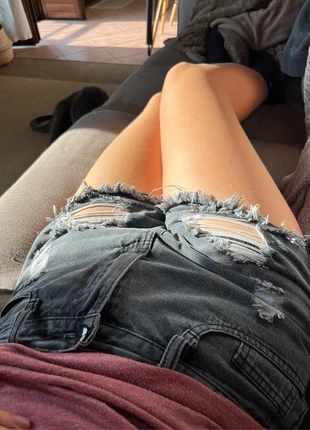 Shorts denim neri con strappi pantaloncini jeans black, état: Bon état, taille: M / 38 / 10, 7,00 €, 8,05 € Protection acheteurs incluse