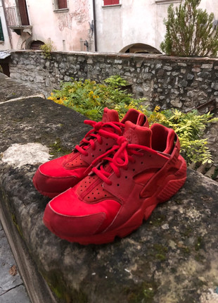 Nike Air Huarache Triple Red Vinted