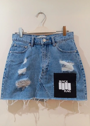 Black Flag punk patched denim skirt, marque: Pull & Bear, état: Très bon état, taille: S / 36 / 8, 9,00 €, 10,15 € Protection acheteurs incluse