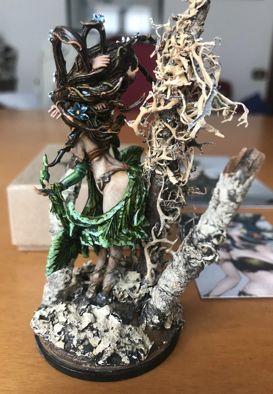 Kingdom Death: Monster Flower Witch - Encore Edition - Painted miniature with props - Complete 3