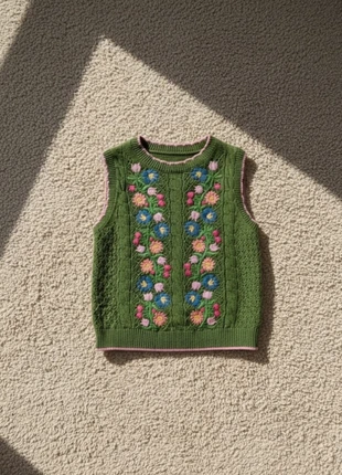 Pull sans manches vert à fleurs brodées, brand: MomoLune, condizioni: Ottime, taglia: S / IT 40 / EU 36, €44.99, €47.94 include la Protezione acquisti