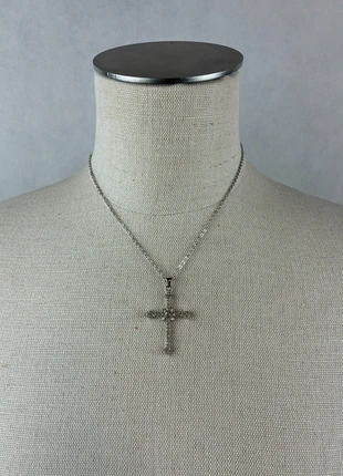 Collier femme argenté avec croix strass chic, marke: Tendance, zustand: Neu, 10,00 €, 11,20 € inklusive Vinted-Käuferschutz