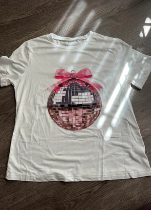 Mirrorball T-Shirt with Coquette Bow, marca: Shein, estado: Novo sem etiquetas, tamanho: S / 36 / 8, €2.00, €2.80 inclui Proteção do Comprador