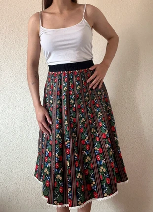 Falda negra con flores, marque: Vintage Dressing, état: Très bon état, taille: XXXL / 46 / 18, 55,00 €, 58,45 € Protection acheteurs incluse