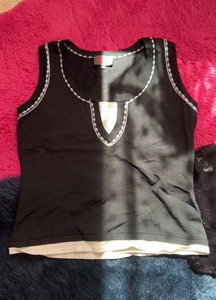 Sweater vest noir et Blanche, merk: Bugarri, staat: Heel goed, maat: M / 38 / 10, € 2,00, € 2,80 inclusief Kopersbescherming