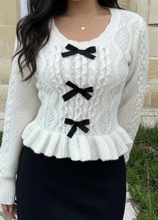 Pull Tricoté Blanc avec Nœuds Noirs et Volants, merk: Lune Romantique, staat: Heel goed, maat: S / 36 / 8, € 62,90, € 66,75 inclusief Kopersbescherming