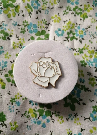 Pins rose blanche, marke: Rose, zustand: Sehr gut, 2,00 €, 2,80 € beinhaltet Vinted-Käuferschutz Pro