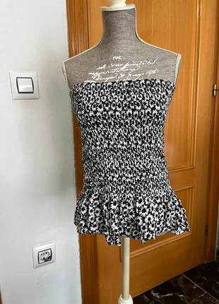 Top / Falda flores, merk: Bershka, staat: Heel goed, maat: Universele maat, € 6,00, € 7,00 inclusief Kopersbescherming