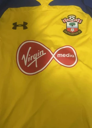 Southampton signed shirt, condition: Very good, size: M, £150.00, £158.20 includes Buyer Protection
