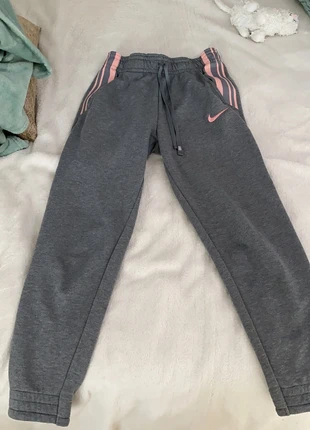 jogging nike gris et rose , marque: Nike, état: Neuf avec étiquette, taille: S / 36 / 8, 14,00 €, 15,40 € Protection acheteurs incluse