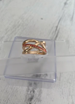 Bague anneaux entrelacés dorée + pierres rouges , zustand: Neu, mit Etikett, größe: 56.9 mm / 18.1 mm Ø, 2,00 €, 2,80 € inklusive Vinted-Käuferschutz